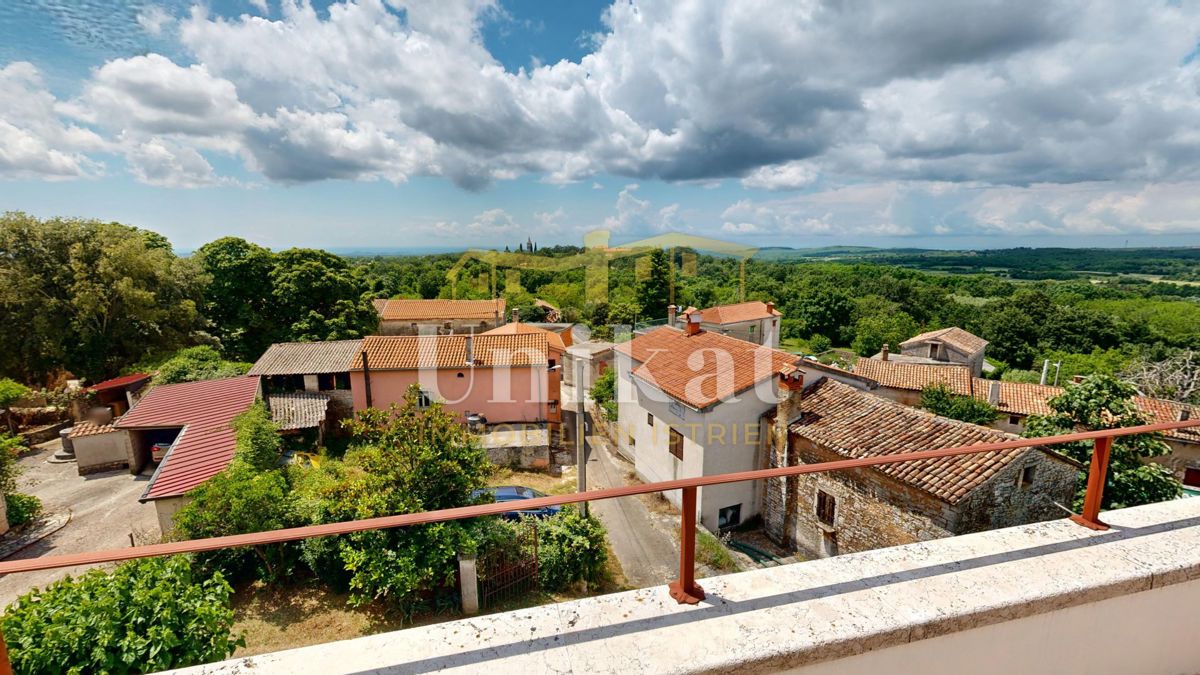 Renovirana kamnita hiša s bazenom